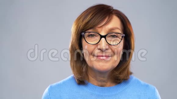戴眼镜的幸福老年妇女画像视频的预览图