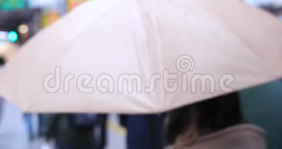 东京新宿十字路口行人身体部位雨天视频的预览图