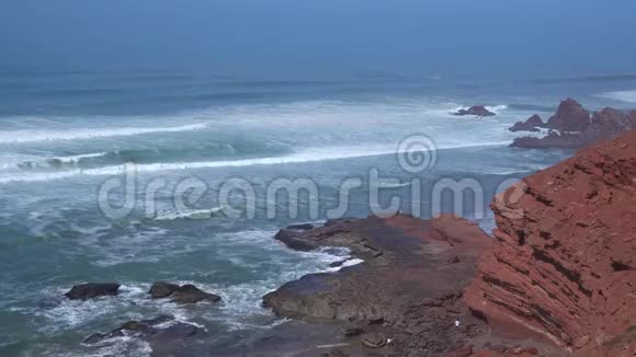 完美的海浪在摩洛哥沙漠的岩石海岸大西洋前破碎视频的预览图