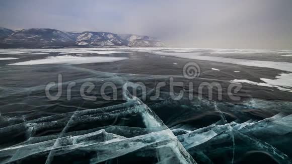 贝加尔湖冰面日落视频的预览图