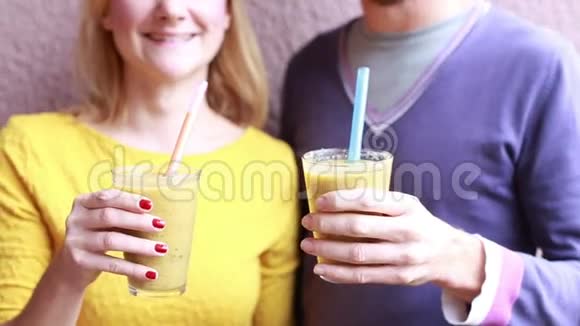 男人和女人喝健康的冰沙视频的预览图