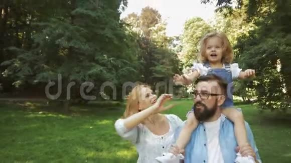 家庭在大自然中享受乐趣视频的预览图