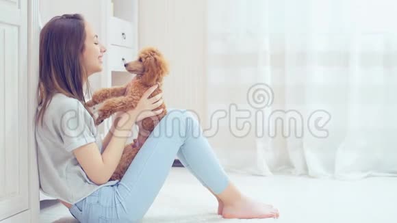 小女孩和一只狗在休息视频的预览图