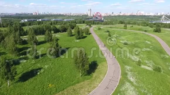 俄罗斯莫斯科西部行政区上空观看莫斯科Krylatsky山循环轨道Krylatskaya循环视频的预览图