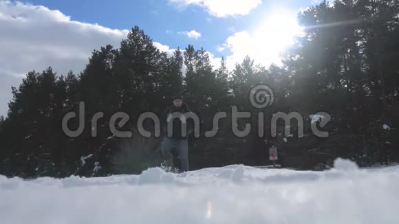 人的脚在深雪的冬天慢动作视频一个背包旅行的人在雪地森林里散步冬天视频的预览图