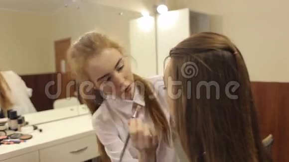 化妆师在模特脸上用刷子工作视频的预览图