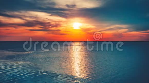 美丽的日落覆盖海洋阳光反射视频的预览图