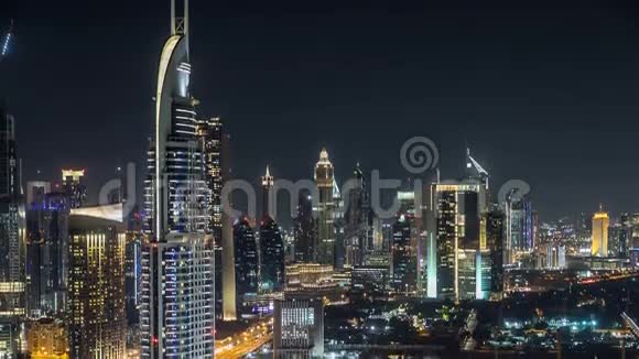 迪拜市区风景优美夜间天际线渐变从屋顶可以看到谢赫扎耶德的道路有许多照明塔视频的预览图