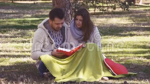 可爱的夫妇在读一本书视频的预览图