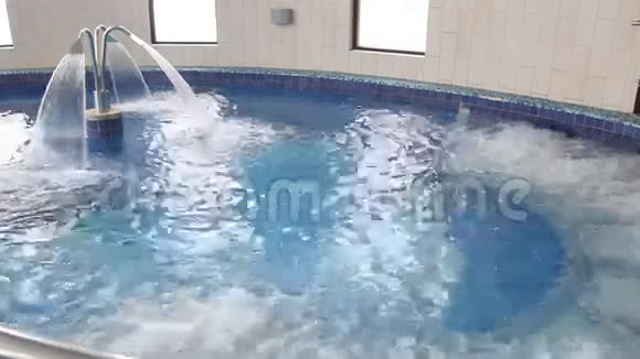 室内游泳池有热水视频的预览图
