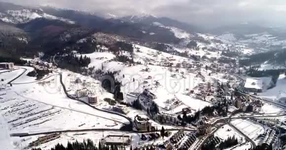 冬天美丽的山景视频的预览图