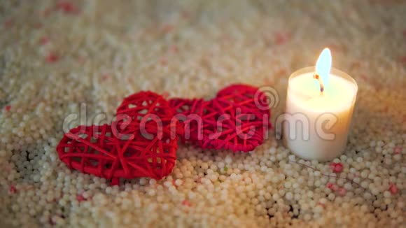 心灵装饰和沙子上蜡烛燃烧的足迹情人节视频的预览图