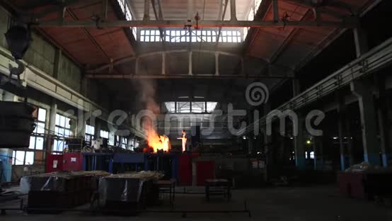 在铸造厂努力工作浇注钢水钢液浇注视频的预览图