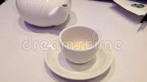 在中餐厅内享用热腾腾的中国茶视频的预览图
