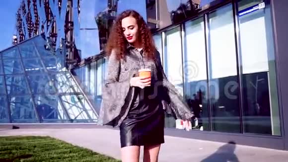 带咖啡的年轻商务女性视频的预览图