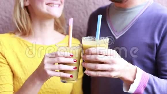 男人和女人喝健康的冰沙视频的预览图