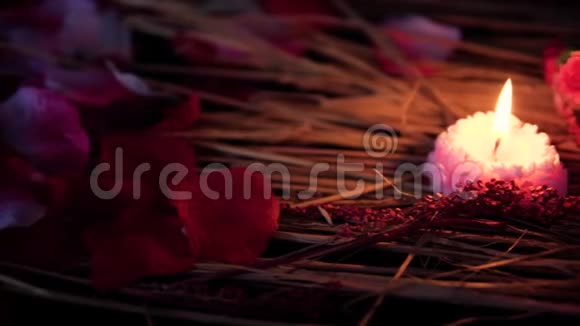 花瓣玫瑰和蜡烛的足动情人节视频的预览图