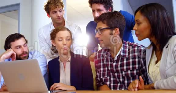 一群企业高管在笔记本电脑上讨论视频的预览图