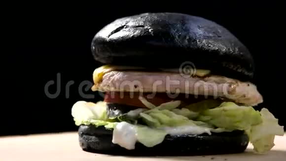 带黑面包的汉堡视频的预览图