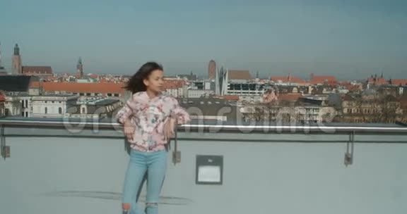 年轻漂亮的女人在屋顶上享受时光视频的预览图