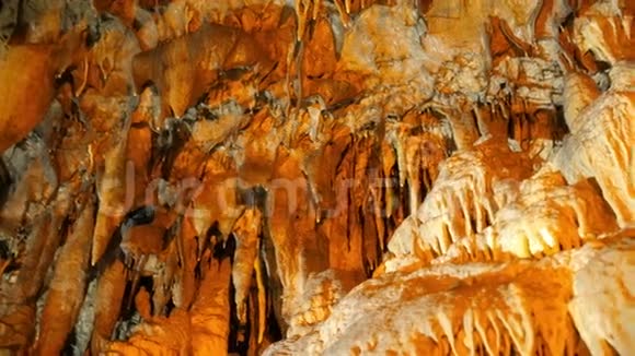 钟乳石门西利斯洞穴里萨夫兰博鲁火鸡视频的预览图