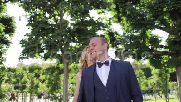 新婚快乐的年轻夫妇花时间在公园里绿色背景视频的预览图