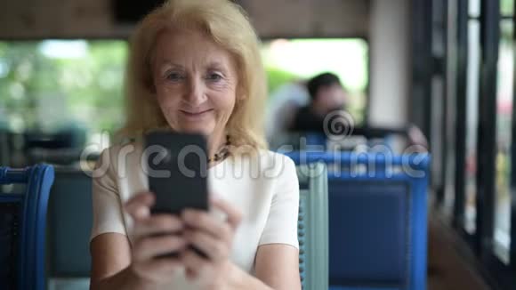 老年妇女使用手机的肖像视频的预览图