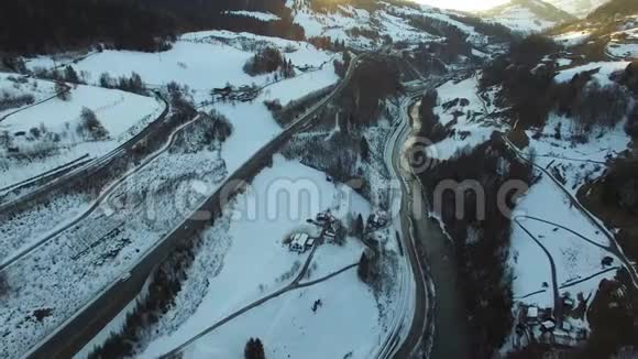 飞越奥地利的阿尔卑斯山空中观景视频的预览图