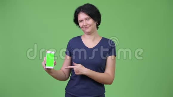 一位留着短发的漂亮女人带着手机视频的预览图