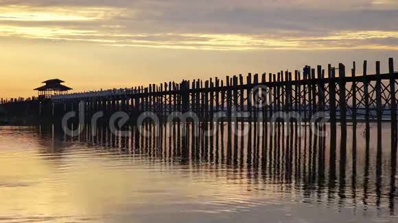 日出时的乌宾桥缅甸曼德勒视频的预览图