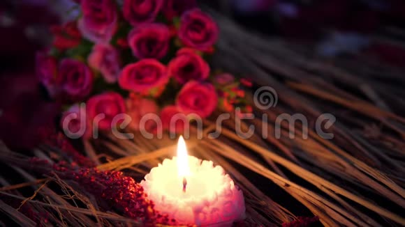 烛光燃烧和花束情人节片段视频的预览图