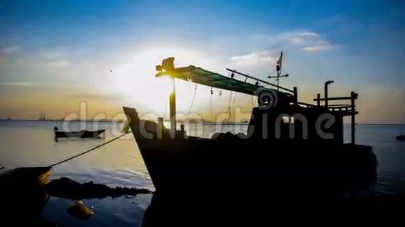 日落时分船在海上剪影视频的预览图