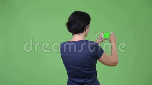 一位留着短头发的漂亮女人用电话视频的预览图