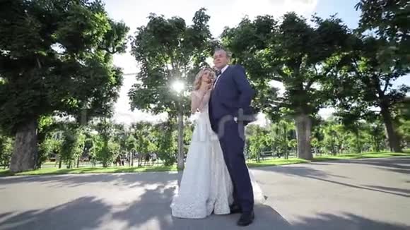 新婚夫妇站在城市的背景上视频的预览图