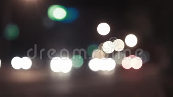 夜晚汽车的散焦灯视频的预览图