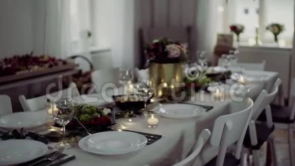 宴会婚礼或家庭庆祝活动的室内餐桌视频的预览图