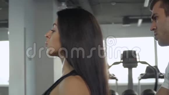 漂亮的女孩正在健身房锻炼视频的预览图