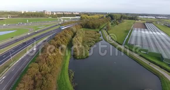 荷兰湖泊和道路的空中拍摄视频的预览图