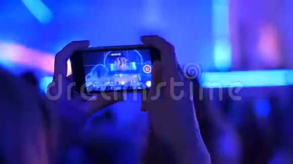 用智能手机录制现场音乐音乐会视频视频的预览图