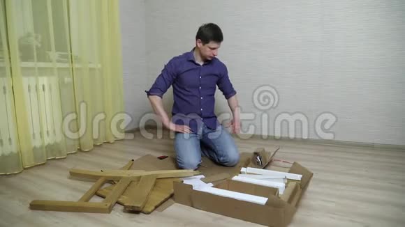 家具组装的过程视频的预览图