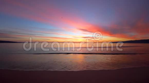 海上日出和海浪荡漾海滩上美丽的早晨视频的预览图