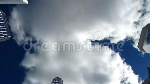 蓝天上的摩天大楼视频的预览图