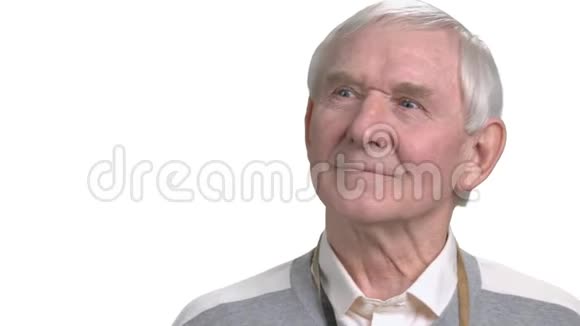 老人的脸白色背景视频的预览图