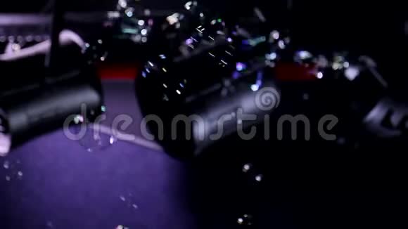 动画特写镜头肥皂泡在空气中混乱地在霓虹灯蓝色的暗底上移动视频的预览图