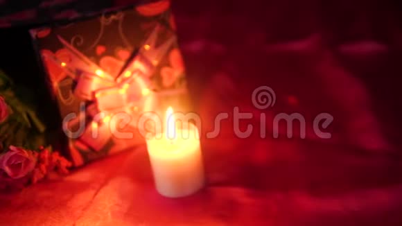 花束蜡烛燃烧和礼品盒的录像情人节视频的预览图