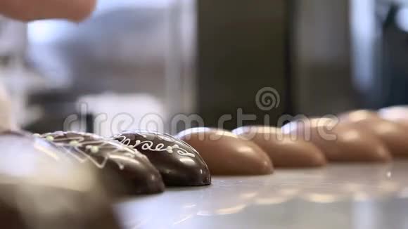 双手糕点装饰巧克力鸡蛋复活节视频的预览图