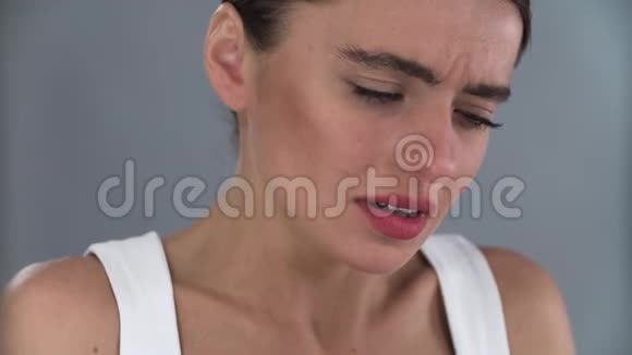 牙齿疼痛女人痛苦感觉强烈的牙齿疼痛特写视频的预览图