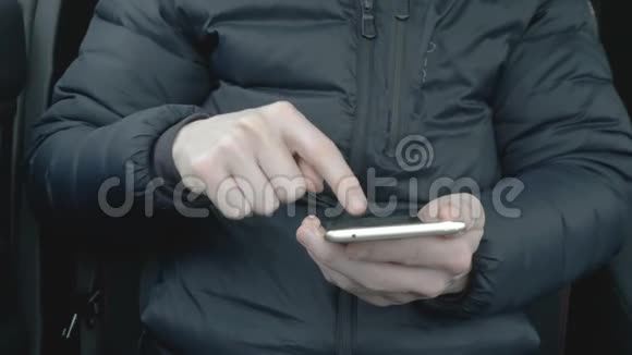 人在智能手机上打字视频的预览图