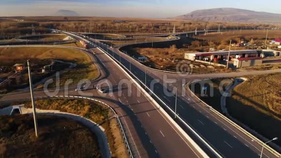 空中观景公路和立交桥有汽车和卡车公路交叉口是城外的一个两层公路交叉口视频的预览图