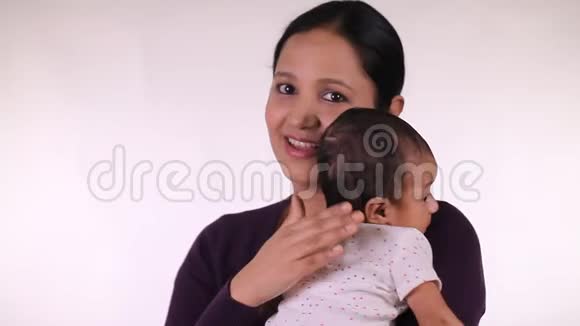 母和新生儿的爱视频的预览图